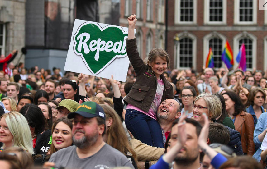 爱尔兰推翻堕胎禁令：孕期12周前，允许堕胎