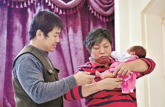 江城59岁高龄产妇生下试管小宝宝
