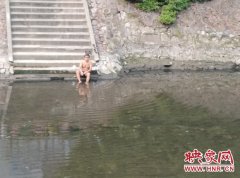 男子在金水河里搓澡被劝离 几年前有人洗冻疮险被截肢